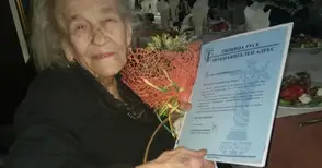 100-годишната мама Анка чете без  очила и всеки ден си води дневник