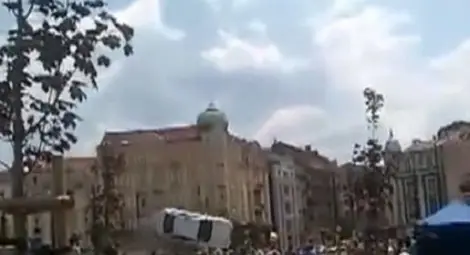 Кола прелетя над Лъвов мост в зрелищна каскада (ВИДЕО)