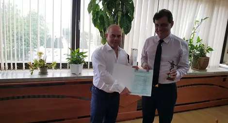 Кметът Пламен Стоилов поздрави рожденика и му подари статуетка на Паметника на свободата.                                   Снимка: ОА