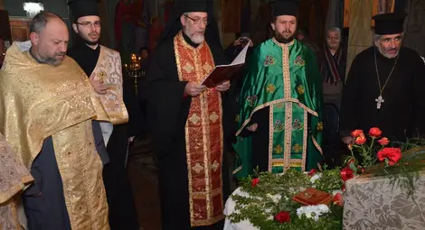 Храм &bdquo;Св.Николай&ldquo; посрещна частица от мощите на своя покровител