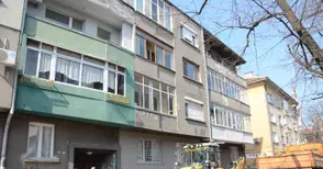 Четириетажен блок се нацепи за часове