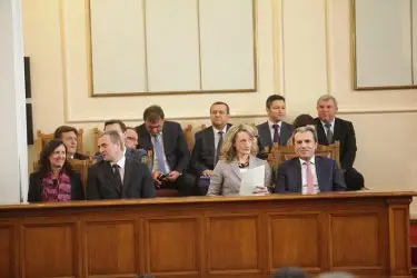 Парламентът обсъжда оставката на кабинета