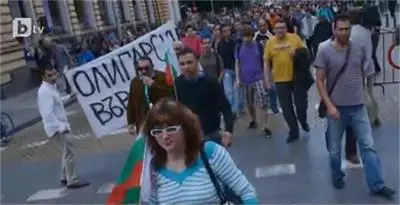 Катарзис: Контрапротестиращата Нина Гергова до плакат „Олигарски, върви си” през май Катарзис: Контрапротестиращата Нина Гергова до плакат „Олигарски, върви си” през май