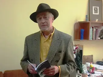 Огнян Стамболиев дари книги на русенската библиотека