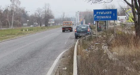 Пътят към Дунав мост засипан с боклуци след километричните опашки