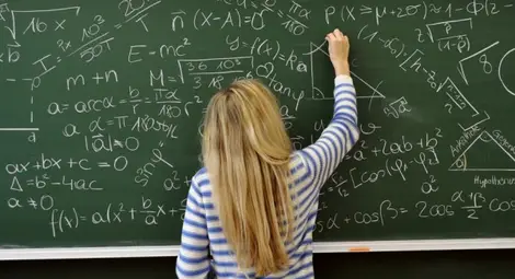 Дават стипендии за успех вече и в 8-и клас: 50 лева