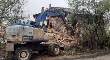 Започна събарянето на празните опасни къщи в Габрово