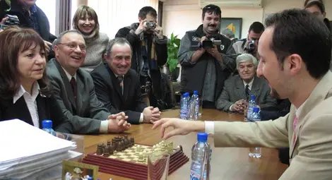 Димова и заместниците й Христо Николов и Добрин Данев сияят в прекрасно настроение - постовете им осигуряват историческа среща със световния шампион.         Снимки: Архив &bdquo;Утро&ldquo;