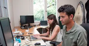 Програмистите получават средно 3737 лева на месец