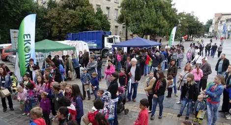 Над 1300 деца отвориха нови прозорци към света със 7 тона стара хартия