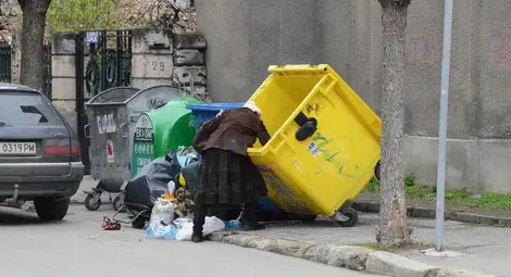 Общината подхваща клошарите заради ровенето в контейнери