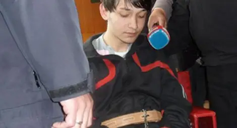 Двойният убиец Мерт отървава доживотна, защото е млад