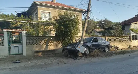 Издирват пилот на БМВ за прекършен стълб в Николово