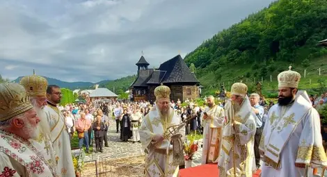 Митрополит Наум възглави светата литургия за Илинден в румънския манастир „Топлица“ Митрополит Наум възглави светата литургия за Илинден в румънския манастир „Топлица“