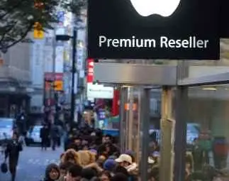 Ирония на съдбата - служител в "Епъл" се казва Сам Сунг