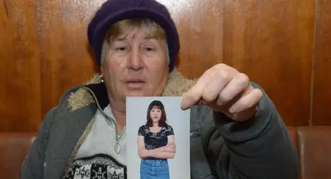 Майката Венета Георгиева със снимка на дъщеря си.  Снимка: Бисер ТОДОРОВ