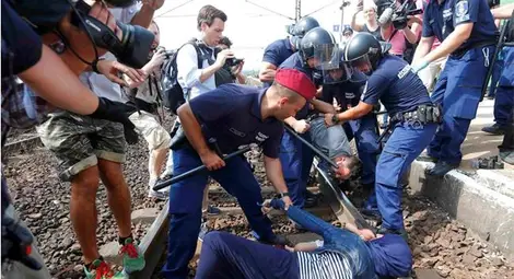 Как унгарската полиция спря влак за Австрия, за да свали бежанците /галерия/