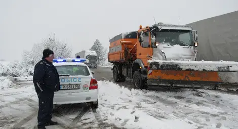 Тирове с изтрити гуми създадоха първите зимни проблеми в първия сняг