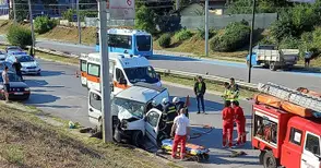 Млад шофьор катастрофира тежко на бул. „Христо Ботев“ след прилошаване