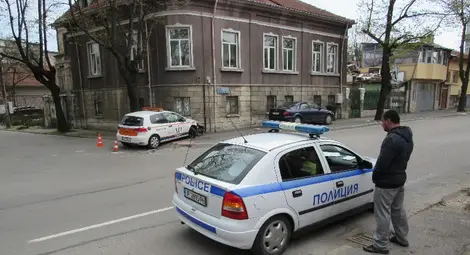 Кола на охранителна фирма се вряза в къща след засичане /галерия/