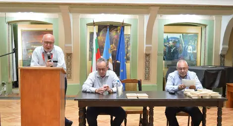 Проф. Палангурски с колегите си проф. Петър Стоянович и проф. Веселин Янчев на представянето на съавторския им труд „Три погледа към Съединението от 1885 г.“ в Регионалния исторически музей в столицата на Съединението - Пловдив. Проф. Палангурски с колегите си проф. Петър Стоянович и проф. Веселин Янчев на представянето на съавторския им труд „Три погледа към Съединението от 1885 г.“ в Регионалния исторически музей в столицата на Съединението - Пловдив.