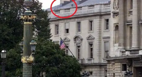 От барака на покрива на US-посолството в Париж подслушвали френските президенти