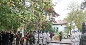 Почетен караул на Архангелова задушница пред военния мемориал на „Александровска“