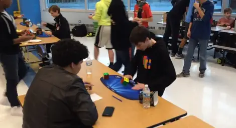 14-годишен нареди Рубик за рекордните 4,9 секунди 