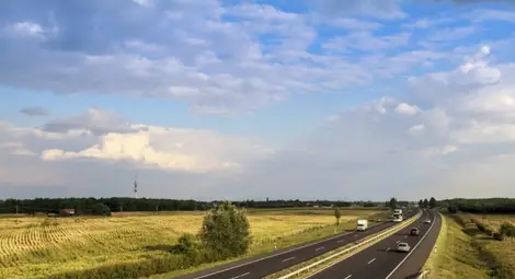 Български автобус се обърна на магистрала в Унгария