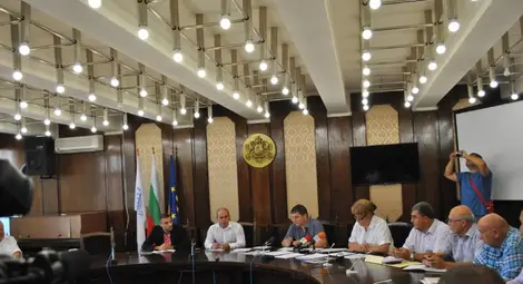 Партиите бързо и гладко си поделиха местата в избирателните секции