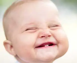 Защо бебетата се усмихват