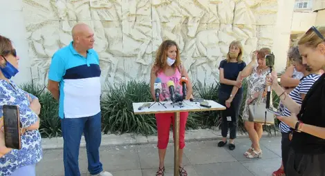 Спасимир Димитров, Ани Венкова и Катя Петрова обясняват каква е ситуацията в дома. Снимка: Авторът