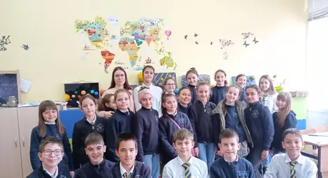 Студентката в 4 курс в специалността &bdquo;Български език и история&ldquo; в Русенския университет и бъдеща учителка Михаела Георгиева с четвъртокласниците, с които работиха по авторската й рубрика &bdquo;Младите лица на Русе&ldquo; във вестник &bdquo;Утро&ldquo;.