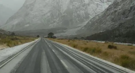 Прогнозата на НИМХ-БАН: В понеделник по тъмно дъждът ще се обърне в сняг Прогнозата на НИМХ-БАН: В понеделник по тъмно дъждът ще се обърне в сняг