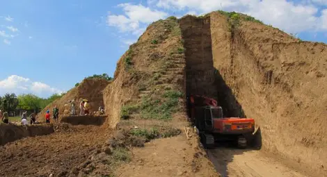 Японци снимат край Свещари филм за Омуртаговата могила и траките /галерия/ Японци снимат край Свещари филм за Омуртаговата могила и траките /галерия/