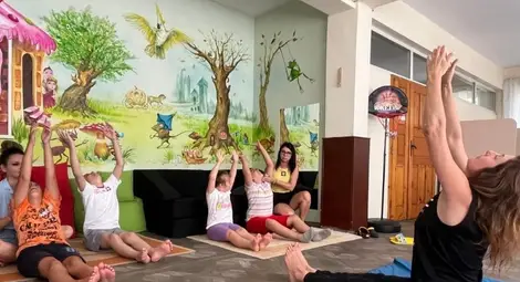 Деца от „Милосърдие“ изучават йога пози Деца от „Милосърдие“ изучават йога пози