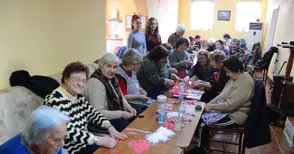 „Трета възраст“ майстори 9000 мартеници по поръчка на банка