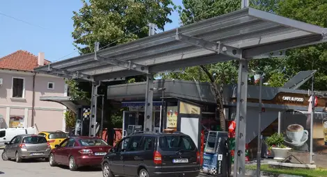 Служители спасиха бензиностанция от пламнал внезапно мерцедес