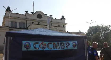 Протестиращите служители на МВР вдигнаха шатра пред НС