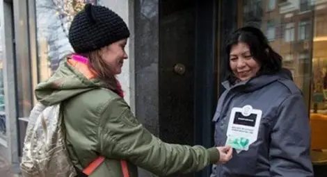 Модерна работа! Клошарите в Амстердам просят пари с ПОС-терминали