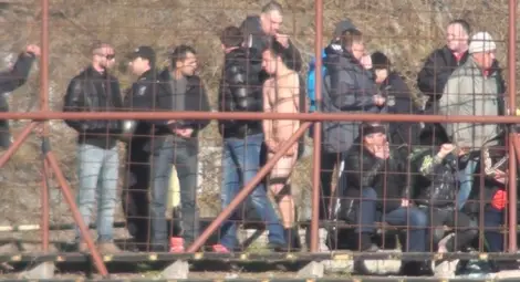 Голям скандал в "армейския" сектор - набиха и съблякоха чисто гол фен на Левски (видео+снимки)