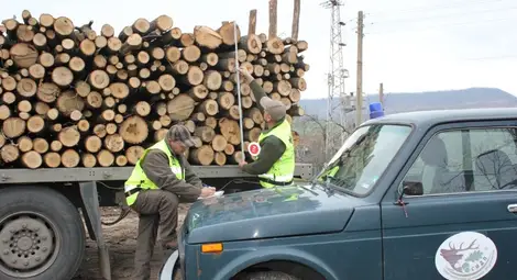 Горските конфискуваха 14  автомобила на бракониери