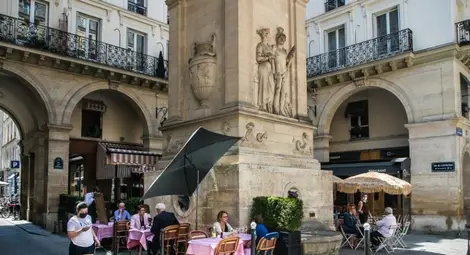 Франция маха комендантския час и маските на открито