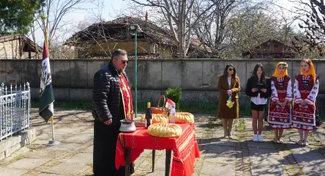 Две могили почете паметта на легендарния войвода Филип Тотю