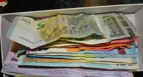 Дрога, фалшиви дрехи, цигари и домашна ракия открити в голяма полицейска операция