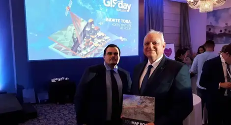 Зам.-ректорът на университета проф. д-р Пламен Даскалов получава наградата.			                Снимка: РУ