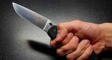 Психично болен наръга в корема млад мъж без причина