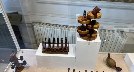 Преподавател в университета показва над 100 свои лули в изложба в музея