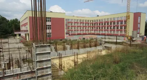 Фалитът на една от най-старите строителни фирми в Русе ще забави изграждането на спортния комплекс в СУ &bdquo;Васил Левски&ldquo;.  Снимка: Архив