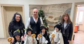 Малките коледарчета в „Пристанищен комплекс Русе“: От Бога много здраве, от нас - малко веселбица!